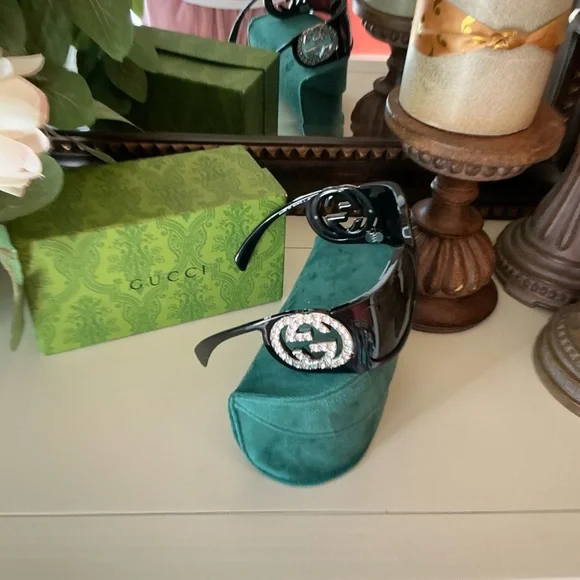 Gucci Women's Black and Green Tortoise Sunnies - Picture 2 of 9
